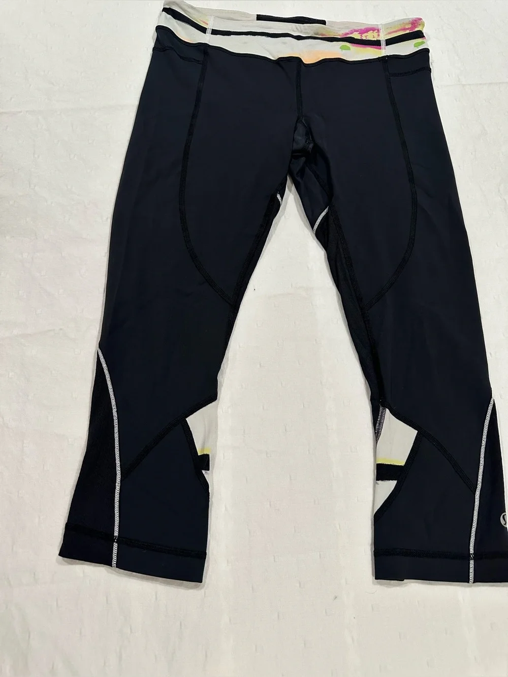 Lululemon Run Inspire Crop II Size 8 Black Groovy Stripe Rare Vintage